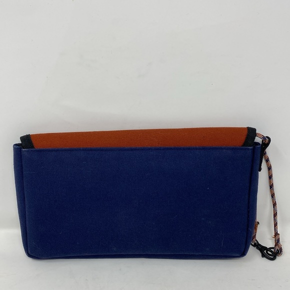 Kavu Bi- Color  Magnetic Clutch Large Wristlet Bag - Picture 4 of 10